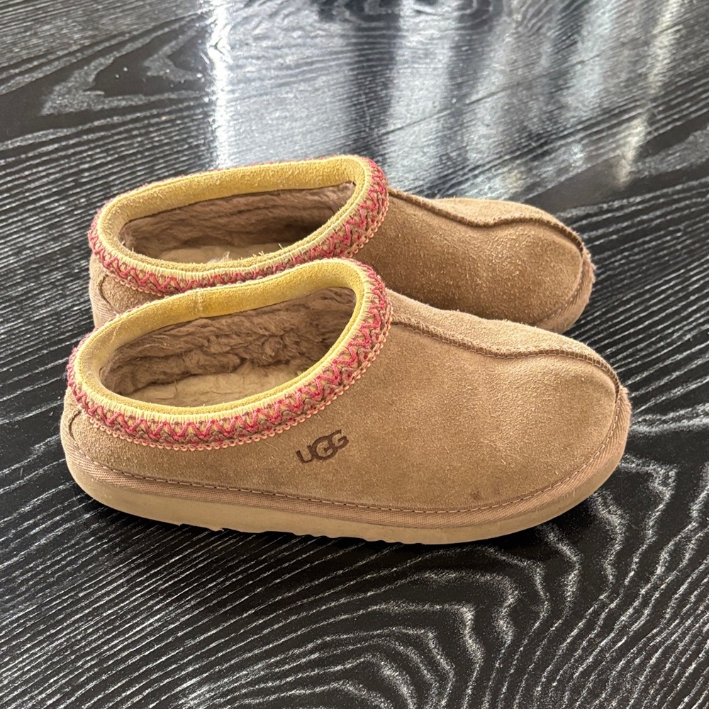 UGG kids Tasman slipper Beachwood light sand chestnut color pink trim Size 2